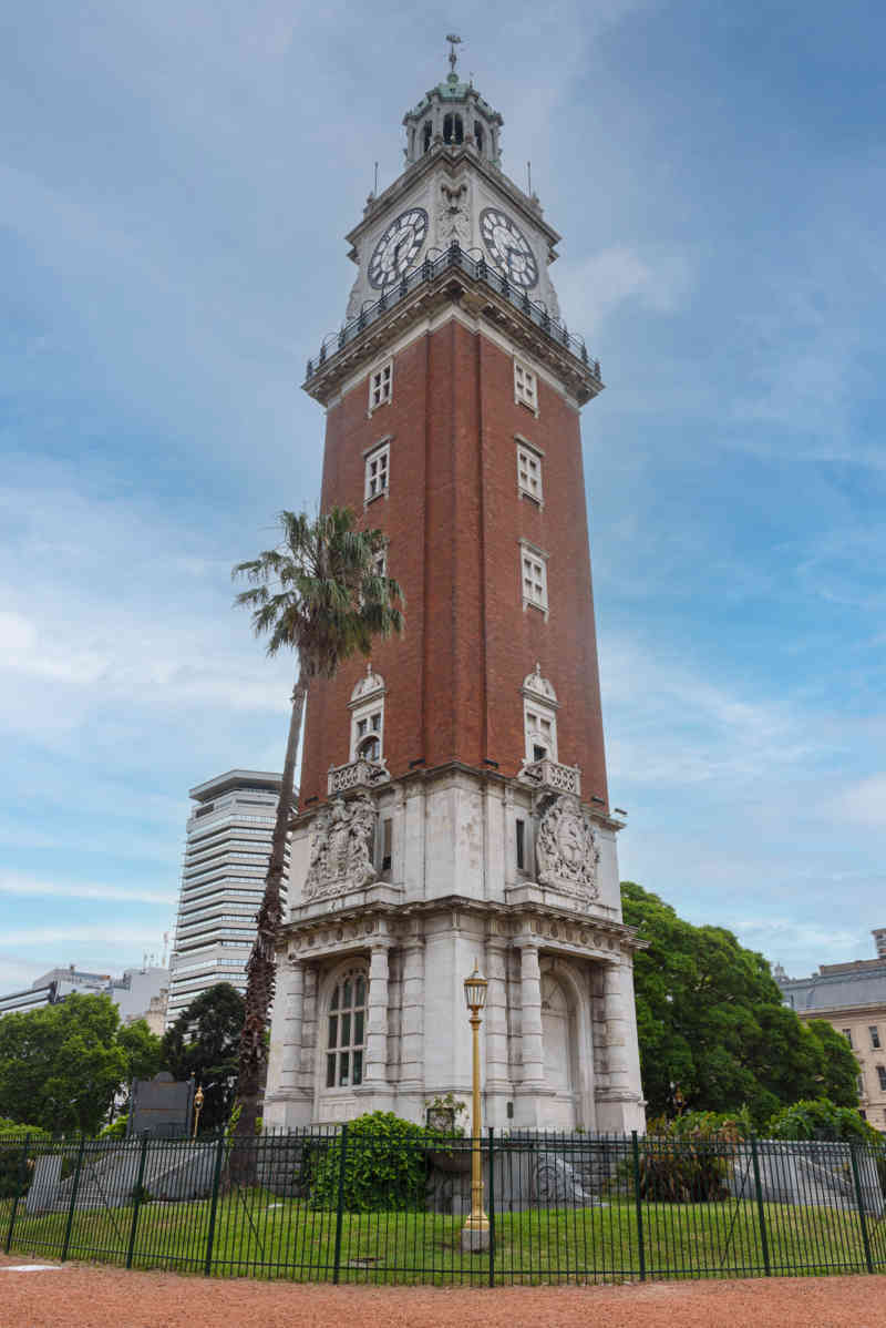 Argentina - Buenos Aires 078 - Retiro - plaza Fuerza Aérea Argentina - Torre Monumental o de los Ingleses.jpg